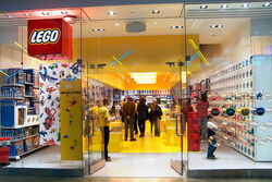 BUILDING OUR FAMILY AT THE LEGO STORE! Ross Park Mall Pittsburgh