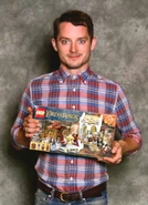 Elijah Wood (Frodo) posing with the set at 2014 Fan Expo in Canada