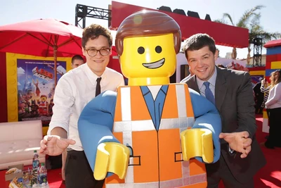 Les réalisateurs Chris Miller et Phil Lord avec Emmet