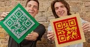 Oliver et James Phelps avec leur QR code construit