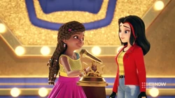 Andrea giving the prize to Vicky.