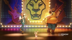 Ricky and Joey are backup dancers again.