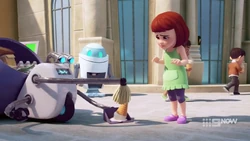 She dropped her icecream.