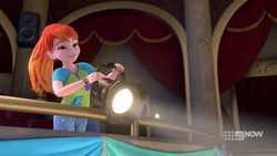 Mia placed the stagelight in the wrong place.