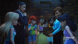 Jonas, the girls and Laura with the box.