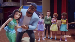 Vicky hurt her leg and can’t stand up.