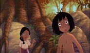 Shanti et mowgli voient Shere Khan sortir de l'ombre