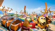 Slinky-dog-spin-shanghai-disneyland-01.jpg (508 kio) Une vue d'ensemble sur l'attraction et la zone Toy Story, vu sur le site de Shanghai Disney Resort.