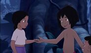 Mowgli prend la main de shanti