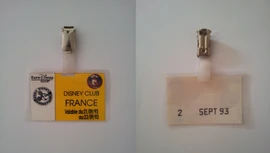 1280px-BadgeDCpourEuroDisney