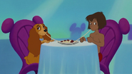 Mowgli mangeant des spaghettis avec Lady.