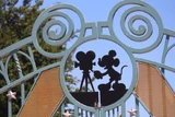 HiddenMickey WDSP.jpg (62 kio) Sur le portail central du Parc Walt Disney Studios.