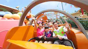 Shdr-att-slinky-dog-spin-storycard-v2.jpg (12 kio) Des enfants dans l'attraction, vu sur le site de Shanghai Disney Resort.