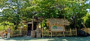 SwissFamilyTreehouseTokyo.jpg (196 kio) L'entrée de l'attraction vu sur le site de Tokyo Disney Resort.