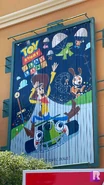ToyStoryPlayland-NewPoster.jpg (199 kio) Le poster de Toy Story Playland, où se trouve Zigzag en référence à son attraction.