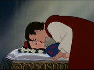 Blanche-Neige embrassée par le Prince.