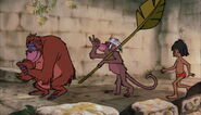 Mowgli danse avec le roi louie et un singe