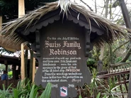 Adventureland-swiss-family-robinson-tree-house-3.jpg (282 kio) La pancarte présentant la famille Robinson.