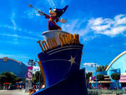 Statue de Mickey Mouse à l'entrée.