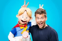 Guðmundur Þór i kukiełka Ziggy'ego na zdjęciu promocyjnym serialu