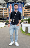 Jeremy Irvine 2016 in Levi’s jeans