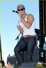 Kris-allen-petapalooza-performer-02