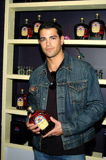 Jesse Metcalfe 2014 in a Levi’s denim trucker jacket