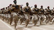 FUERZAS MILITARES EN LA ADMINISTRACION La organización militar tuvo una gran influencia en la administración con principios que son de gran necesidad para la administración que la teoría clásica asimilaría e incorporaría más tarde, hace 2500 años Sun Tzu general y filósofo chino fue reconocido en la actualidad, escribió un libro el cual tituló El Arte de la Guerra donde trata a detalle la preparación de los planes de la  guerra efectiva, tácticas y otras cosas muy importantes a lo que él se refiere al arte, las lecciones de este general y filósofo chino ganaron las versiones contemporáneas y muchas autores y consultores a la época y aún en la actualidad, el arte de la guerra ha ido más allá de los limites estrictamente militares aplicándose a los negocios, a los deportes a la diplomacia cambiando ejercito por empresa o armamento por recursos, la organización lineal tiene sus orígenes en la organización militar de los ejércitos de la antigüedad y de la época medieval, el principio de unidad de mando, indica que cada subordinado solo puede tener un superior en el núcleo de las organizaciones militares para liderar bien es necesario tener los niveles jerárquicos de mando con gran autoridad y responsabilidad.