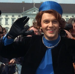 Hape als Beatrix der Niederlande.jpg