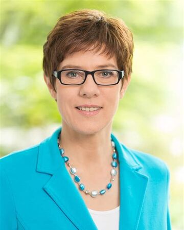 Kramp-karrenbauer nackt fake annegret Merkel Successor