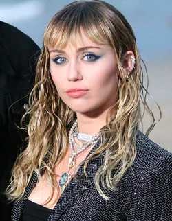 Miley-Cyrus-je-suis-une-grande-gueule-qui-fume-de-la-drogue-et-qui-twerke-mais-je-ne-suis-pas-une-menteuse.jpg