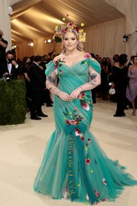 NikkieTutorials paying tribute to Marsha P. Johnson for the 2021 MET Gala[23]