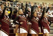 Cheerleader jubeln den Plainsmen bei einem Basketballspiel zu