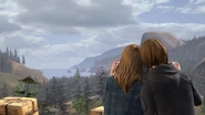 Lifeisstrangeprequelep1.png (1,58 MB) Rachel e Chloe observam o parque do mirante.