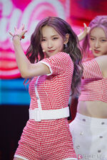 Huiyeon (June 10, 2021) Vanilla Showcase performance (01)