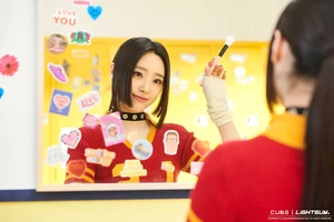 Hina Into The Light Alive MV behind (06).jpg (100 KB) "ALIVE"