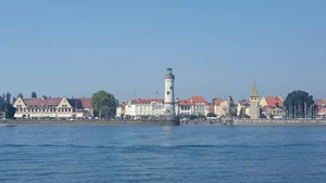 Blick vom See auf die Hafeneinfahrt