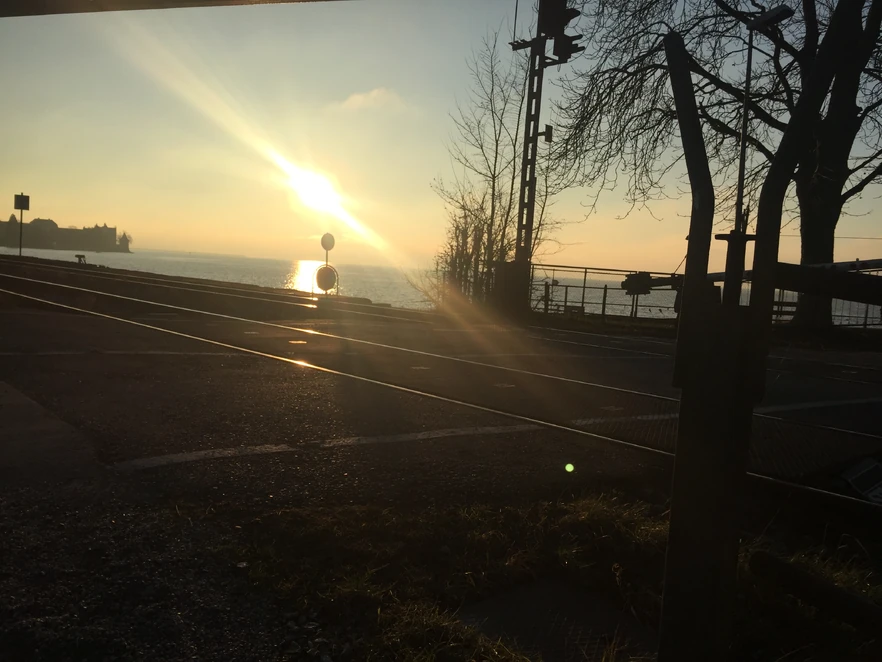 Bahnübergang mit Romantik gefällig? Gibt es: An der Südecke des  