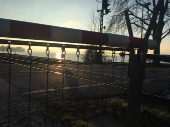 Lotzb.Str. / Im Gleisdreieck mit drei durch einen Bahnler bediente Schranken.