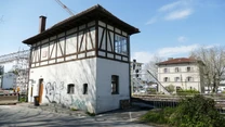 Das Stellwerk am ehemaligen Bahnübergang der  