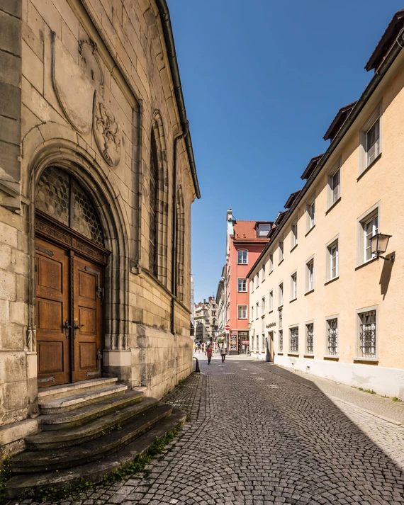 links: das Seitenportal der Stephanskirche (mit schönem Stadtwappen)