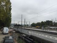 Bahnsteig neu mit halber Fußgängerbrücke