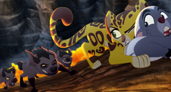 Fuli saves Bunga from Janja and his clan.