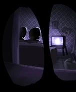 Зрители смотрят телевизор в пятом эпизоде.