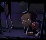 Толстый ребёнок прячется от Хулигана.