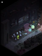 Девочка в жёлтом дождевике спряталась среди кукол.