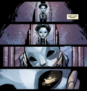 Хозяйка снимает маску.