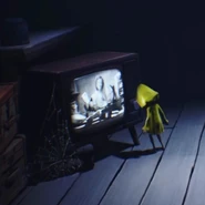 Женщина на первом канале телевизора в Логове.