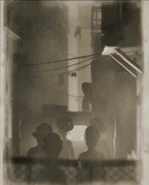 Фотография толпы Зрителей в переулке Бледного Города.