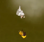 Девочка и Притворщица падают со скалы в море.